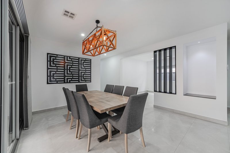 Photo - 19 Adventure Crescent, Roxburgh Park VIC 3064 - Image 11