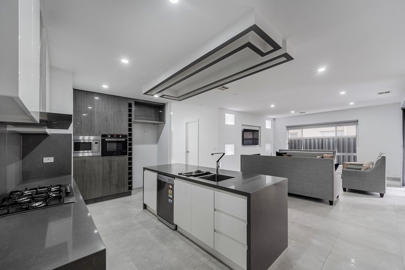 Photo - 19 Adventure Crescent, Roxburgh Park VIC 3064 - Image 16