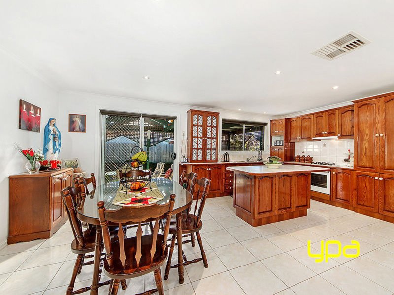 Photo - 19 Aldergate Crescent, Kings Park VIC 3021 - Image 3