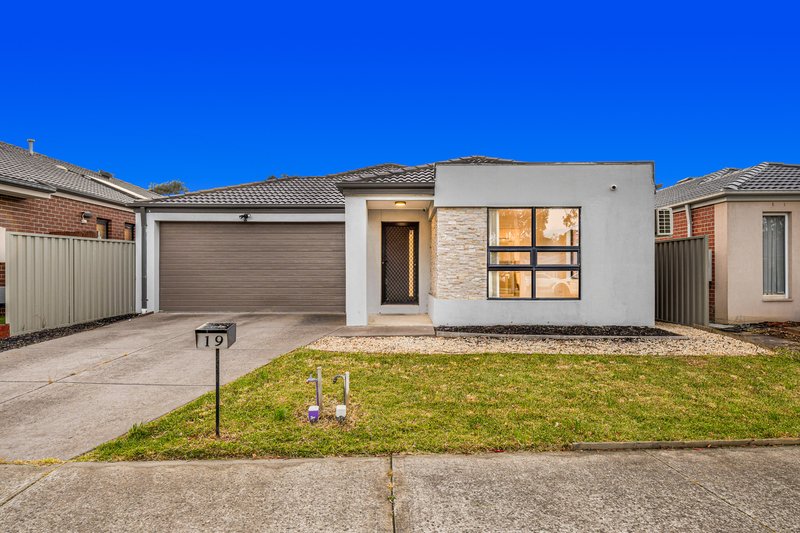 19 Arrow Road, Cranbourne East VIC 3977