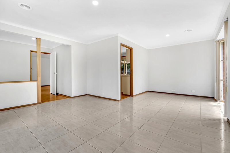 Photo - 19 Banbury Crescent, Craigieburn VIC 3064 - Image 6