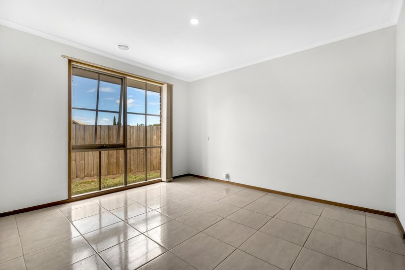 Photo - 19 Banbury Crescent, Craigieburn VIC 3064 - Image 11