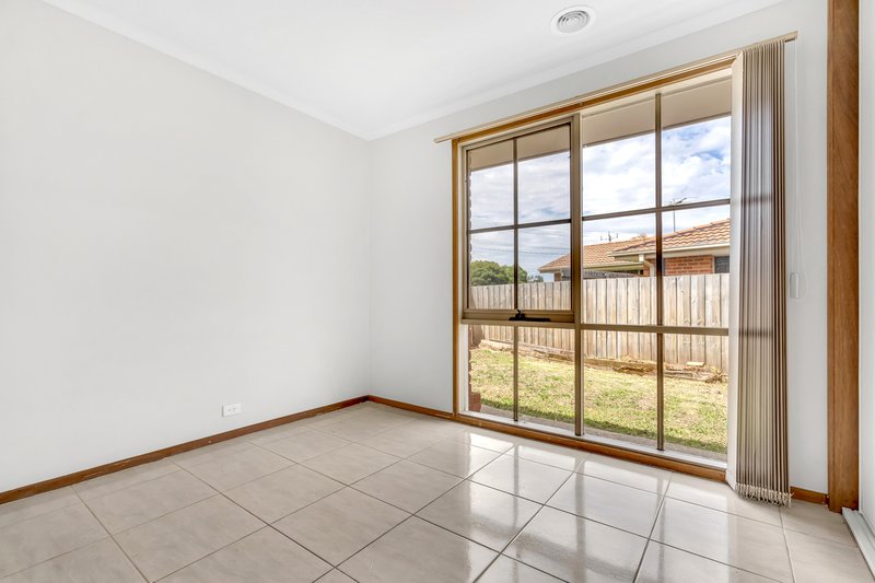 Photo - 19 Banbury Crescent, Craigieburn VIC 3064 - Image 13