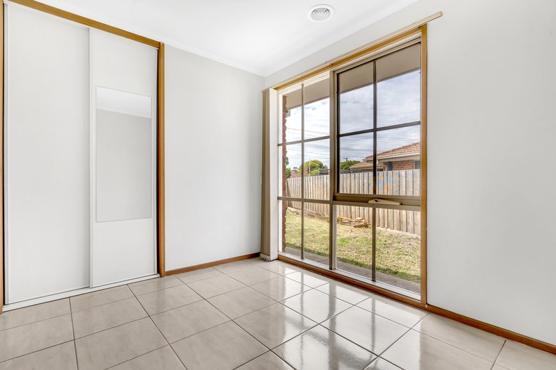 Photo - 19 Banbury Crescent, Craigieburn VIC 3064 - Image 15