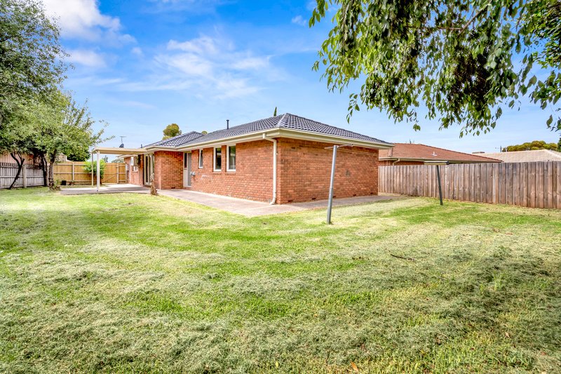 Photo - 19 Banbury Crescent, Craigieburn VIC 3064 - Image 17