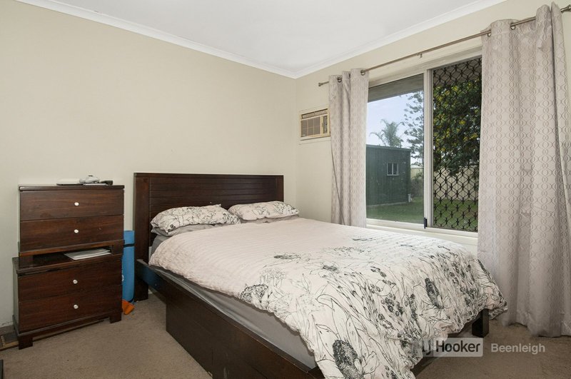 Photo - 19 Baradine Street, Mount Warren Park QLD 4207 - Image 5