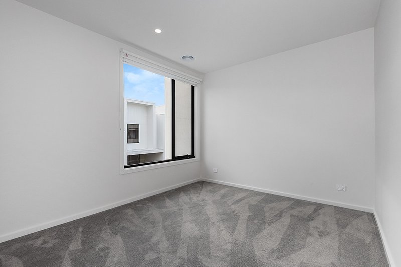 Photo - 19 Basque Walk, Cranbourne South VIC 3977 - Image 4