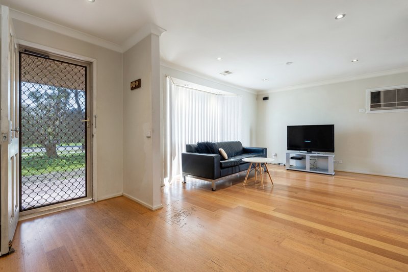 Photo - 19 Beacon Hills Crescent, Craigieburn VIC 3064 - Image 2