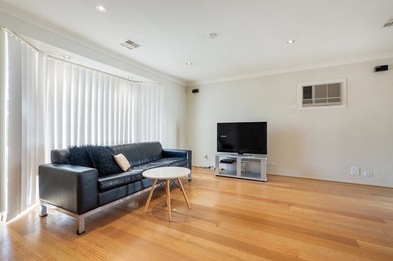 Photo - 19 Beacon Hills Crescent, Craigieburn VIC 3064 - Image 3