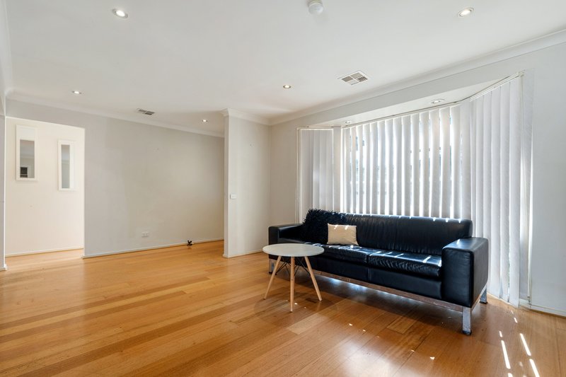 Photo - 19 Beacon Hills Crescent, Craigieburn VIC 3064 - Image 4