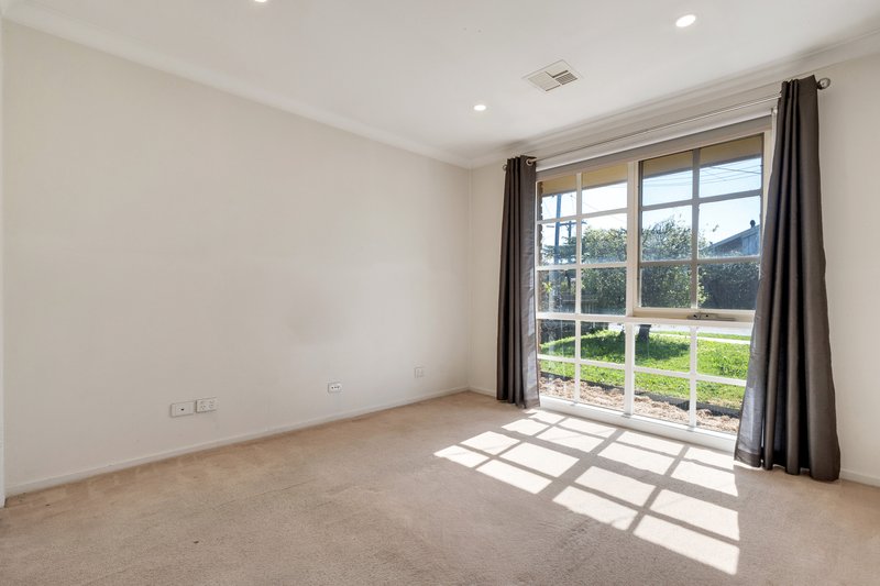 Photo - 19 Beacon Hills Crescent, Craigieburn VIC 3064 - Image 7
