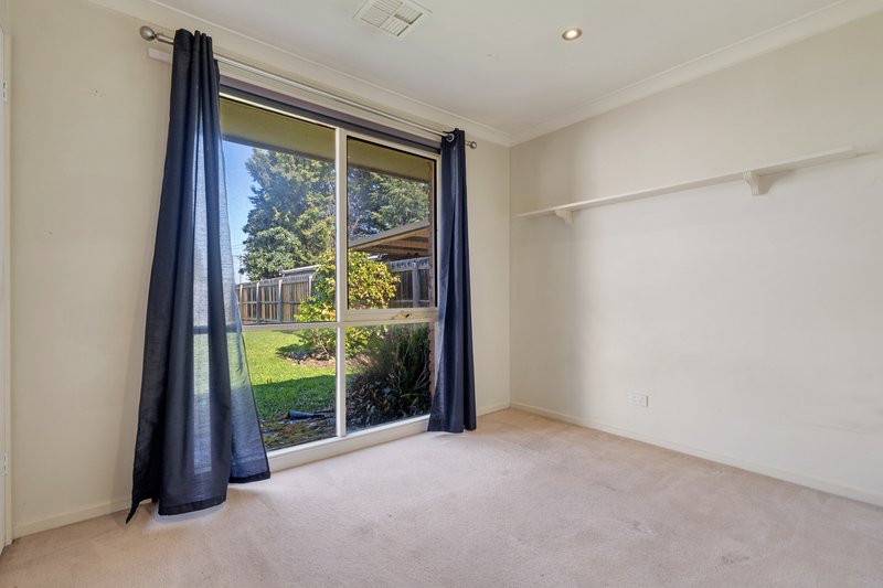 Photo - 19 Beacon Hills Crescent, Craigieburn VIC 3064 - Image 9
