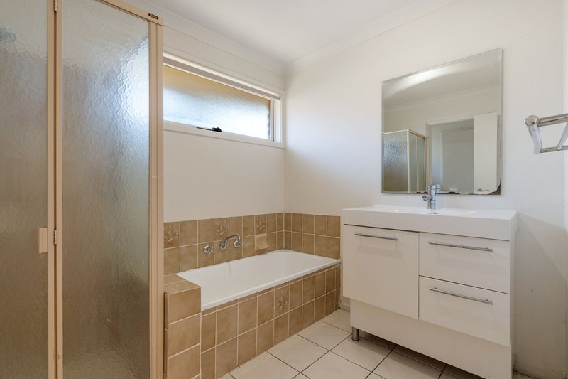 Photo - 19 Beacon Hills Crescent, Craigieburn VIC 3064 - Image 12