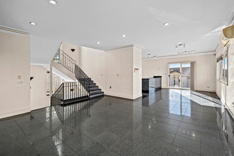 Photo - 19 Becker Place, Mount Ommaney QLD 4074 - Image 5