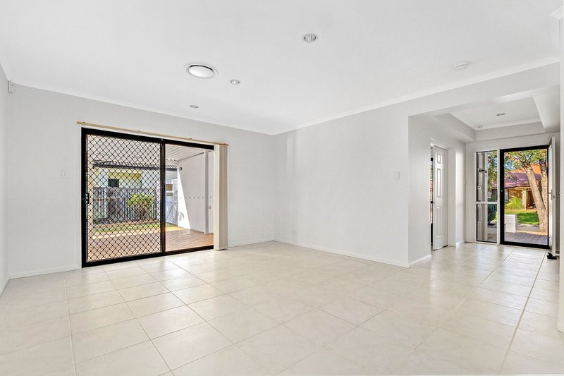 Photo - 19 Benjamin Place, Sinnamon Park QLD 4073 - Image 10