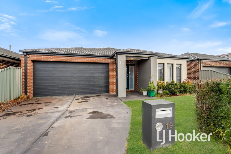 Photo - 19 Boonwurrung Street, Cranbourne East VIC 3977 - Image 2