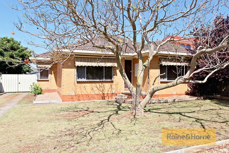 19 Burleigh Road, Melton VIC 3337