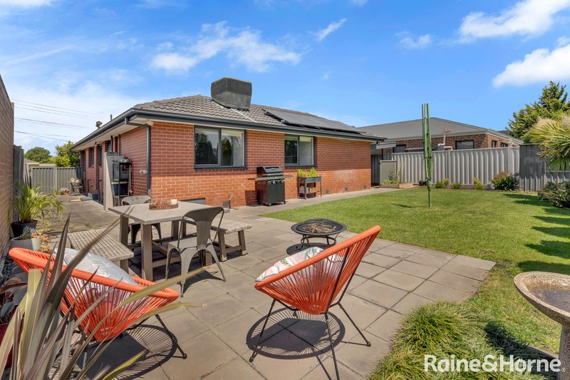 Photo - 19 Burnleigh Drive, Gladstone Park VIC 3043 - Image 13