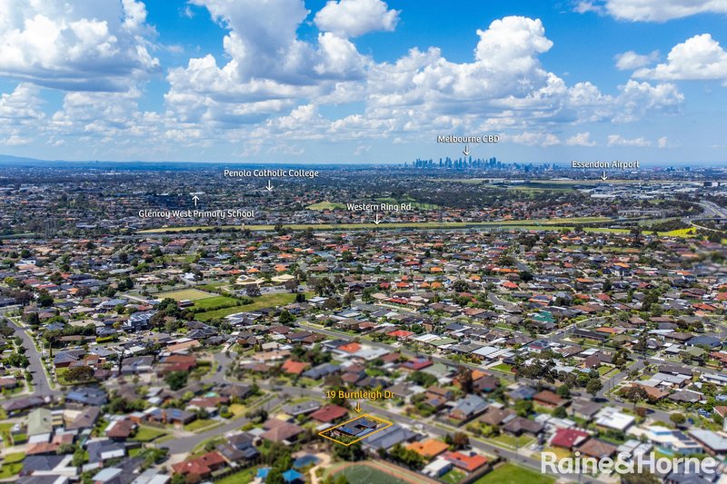 Photo - 19 Burnleigh Drive, Gladstone Park VIC 3043 - Image 18