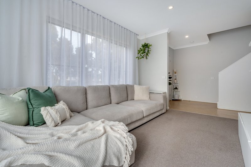 Photo - 19 Caladenia Walk, Craigieburn VIC 3064 - Image 3