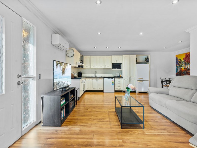 Photo - 1/9 Callistemon Court, Arundel QLD 4214 - Image 8