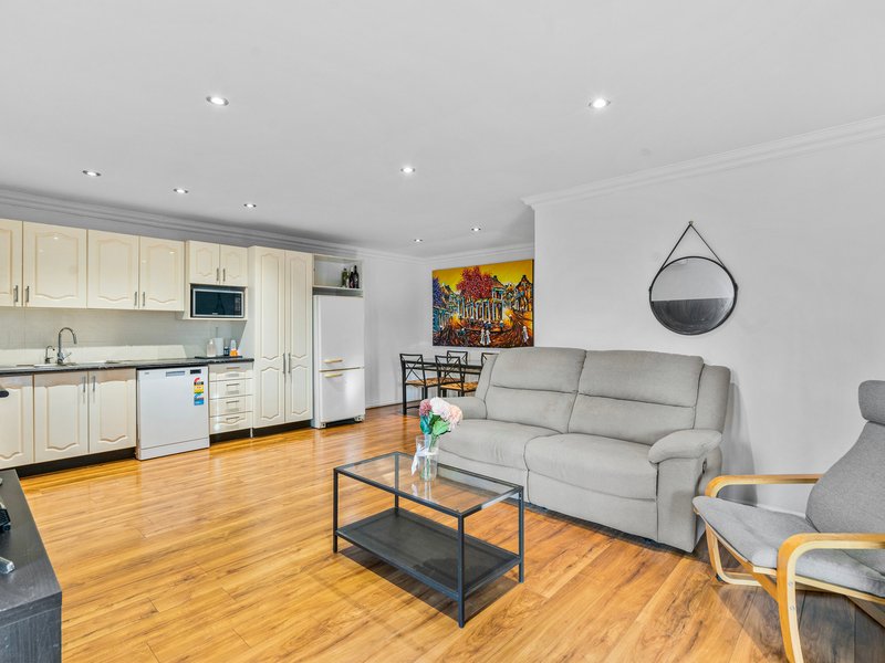 Photo - 1/9 Callistemon Court, Arundel QLD 4214 - Image 11