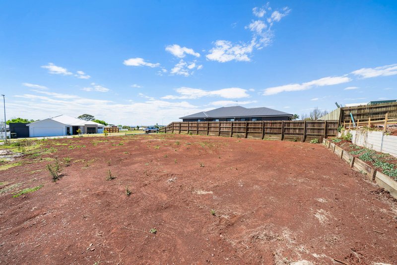 Photo - 19 Catherine Circuit, Middle Ridge QLD 4350 - Image 4