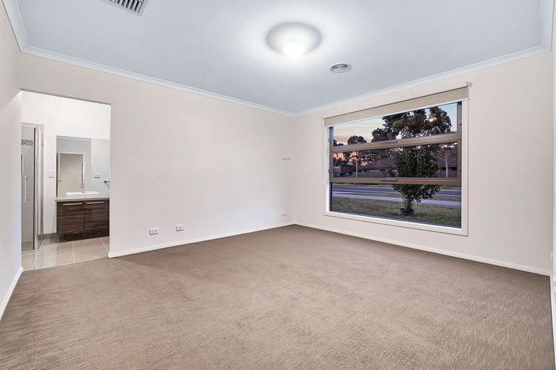 Photo - 19 Chantenay Parade, Cranbourne North VIC 3977 - Image 12