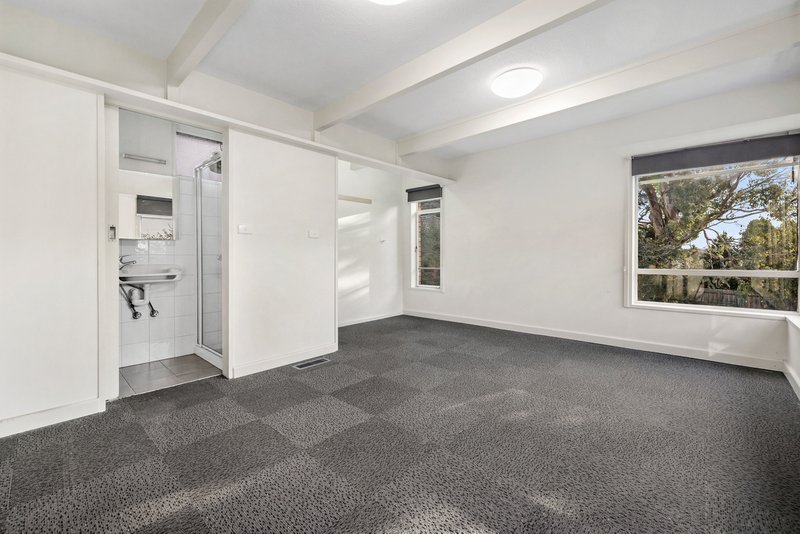 Photo - 19 Cheviot Road, Mount Waverley VIC 3149 - Image 9