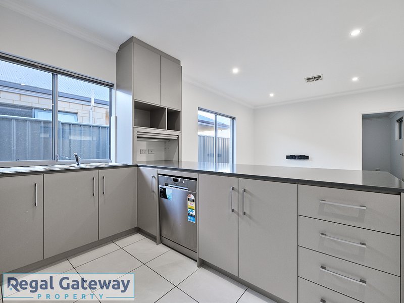 Photo - 19 Claymore Place, Piara Waters WA 6112 - Image 3