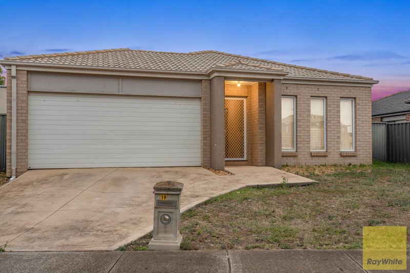 19 Clearwater Rise Parade, Truganina VIC 3029