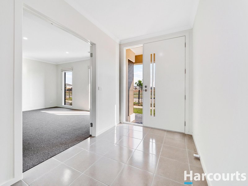 Photo - 19 Companionship Drive, Clyde North VIC 3978 - Image 3