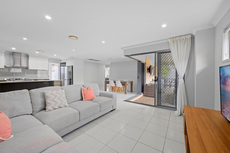 Photo - 19 Cooloola Circuit, Warner QLD 4500 - Image 9