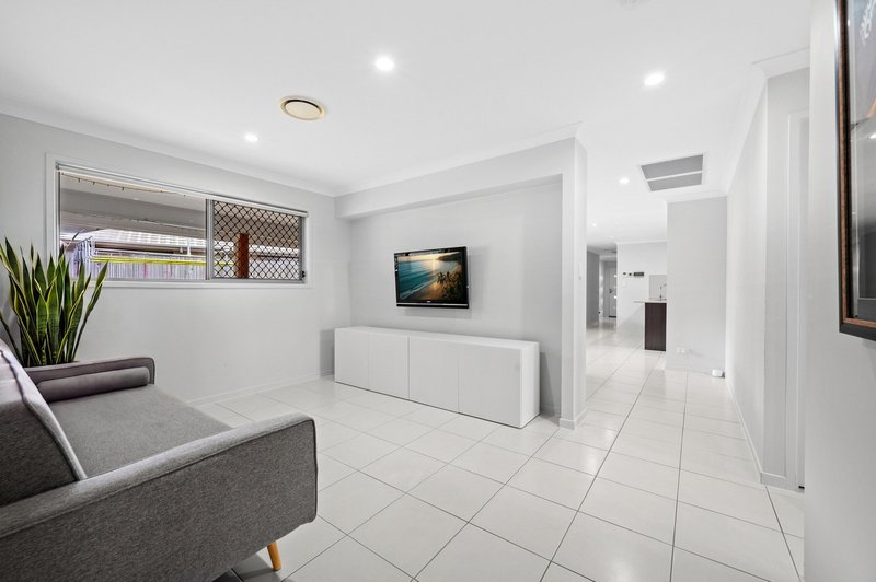 Photo - 19 Cooloola Circuit, Warner QLD 4500 - Image 11