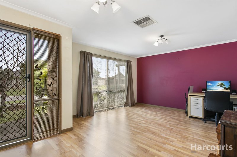 Photo - 19 Coriyule Court, Cranbourne North VIC 3977 - Image 4