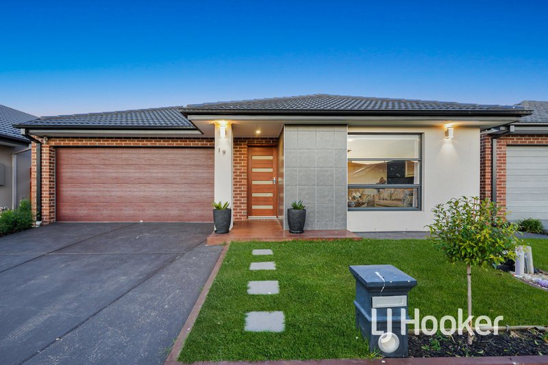 19 Cortajalla Avenue, Clyde North VIC 3978