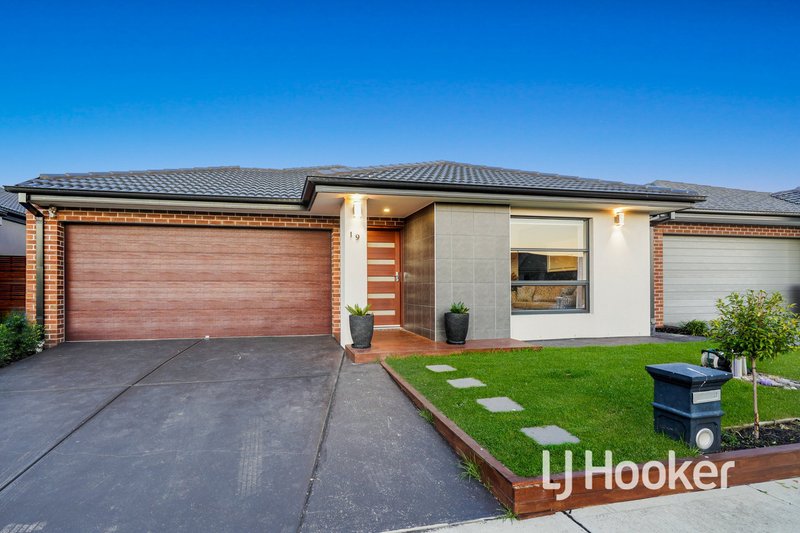 Photo - 19 Cortajalla Avenue, Clyde North VIC 3978 - Image 2