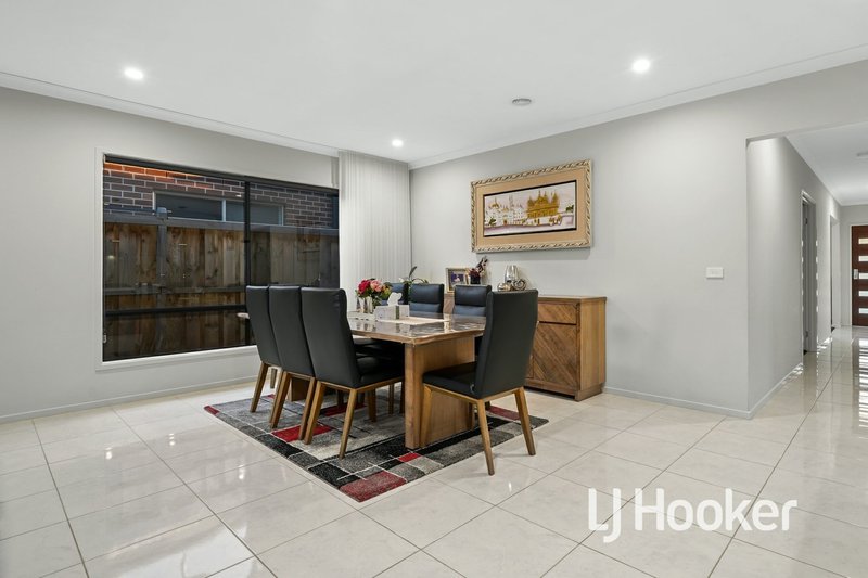 Photo - 19 Cortajalla Avenue, Clyde North VIC 3978 - Image 9