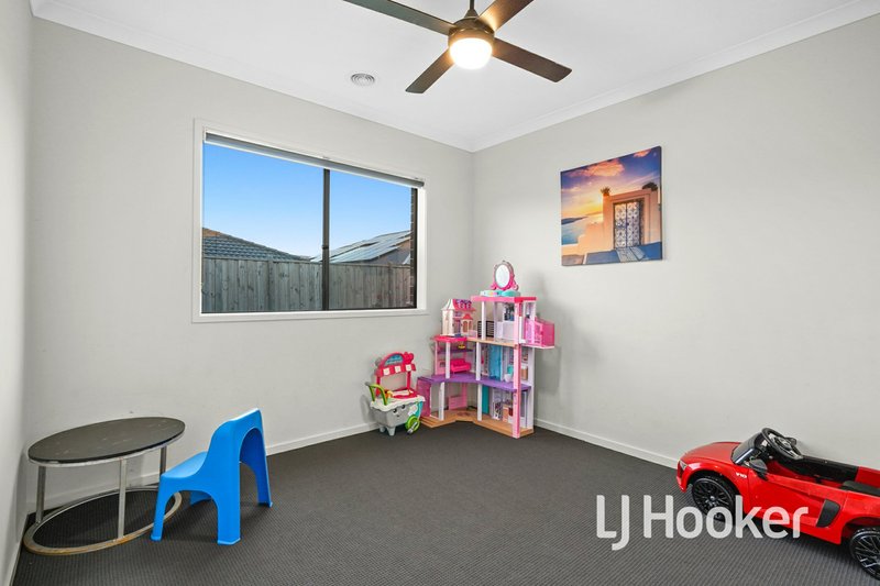 Photo - 19 Cortajalla Avenue, Clyde North VIC 3978 - Image 15