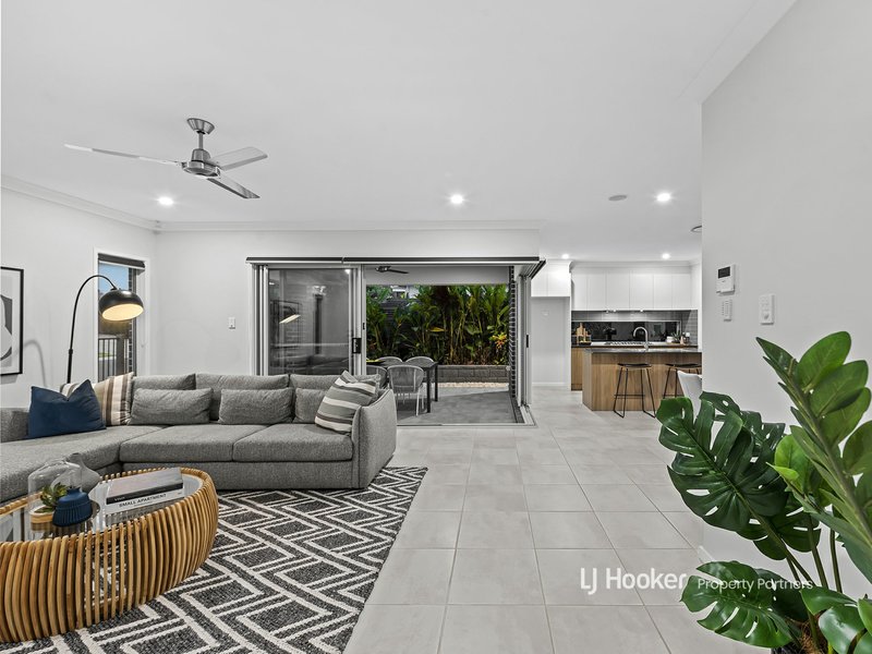 Photo - 19 Cypress Street, Park Ridge QLD 4125 - Image 9