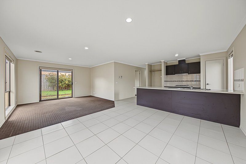 Photo - 19 Devine Drive, Pakenham VIC 3810 - Image 4