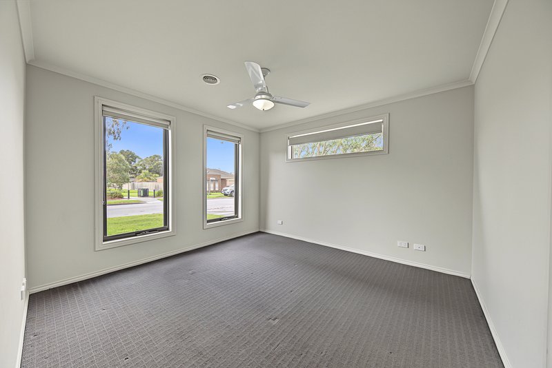 Photo - 19 Devine Drive, Pakenham VIC 3810 - Image 6