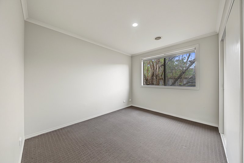 Photo - 19 Devine Drive, Pakenham VIC 3810 - Image 7