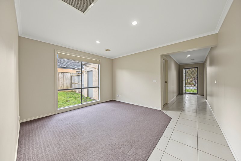 Photo - 19 Devine Drive, Pakenham VIC 3810 - Image 8