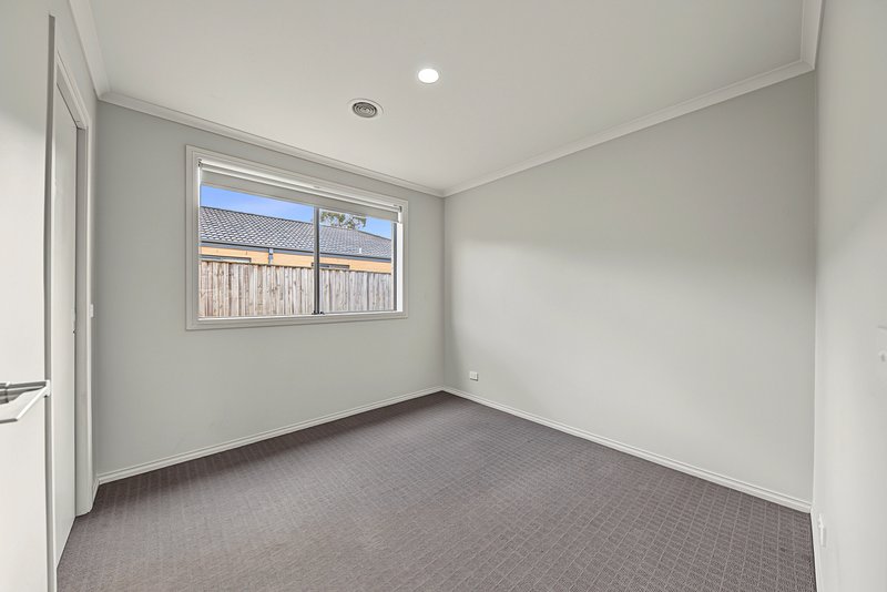 Photo - 19 Devine Drive, Pakenham VIC 3810 - Image 9