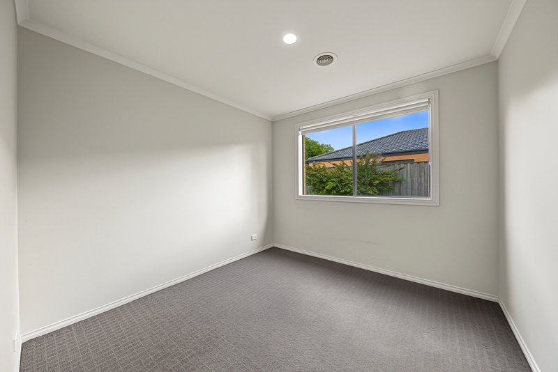 Photo - 19 Devine Drive, Pakenham VIC 3810 - Image 10