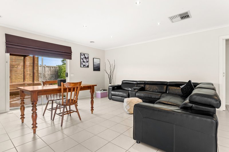 Photo - 19 Dianella Close, Pakenham VIC 3810 - Image 5