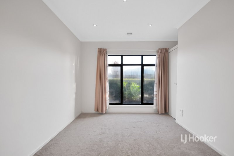 Photo - 19 Dolphin Crescent, Point Cook VIC 3030 - Image 4