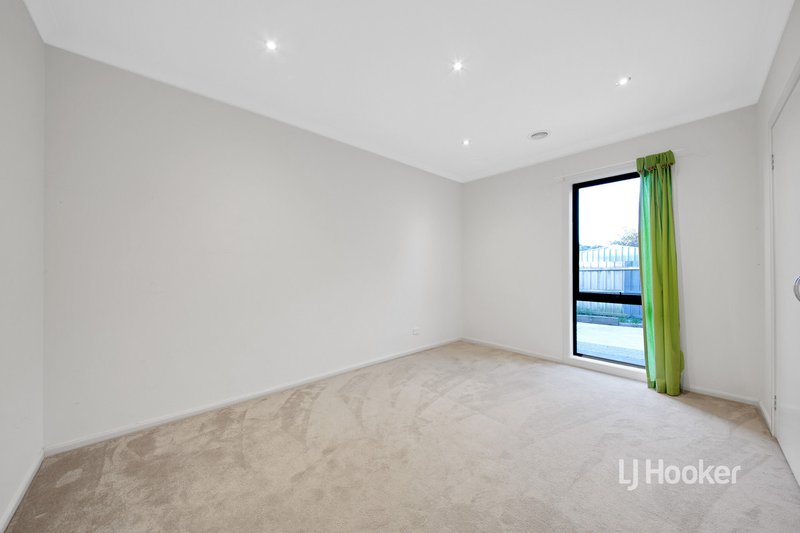 Photo - 19 Dolphin Crescent, Point Cook VIC 3030 - Image 13