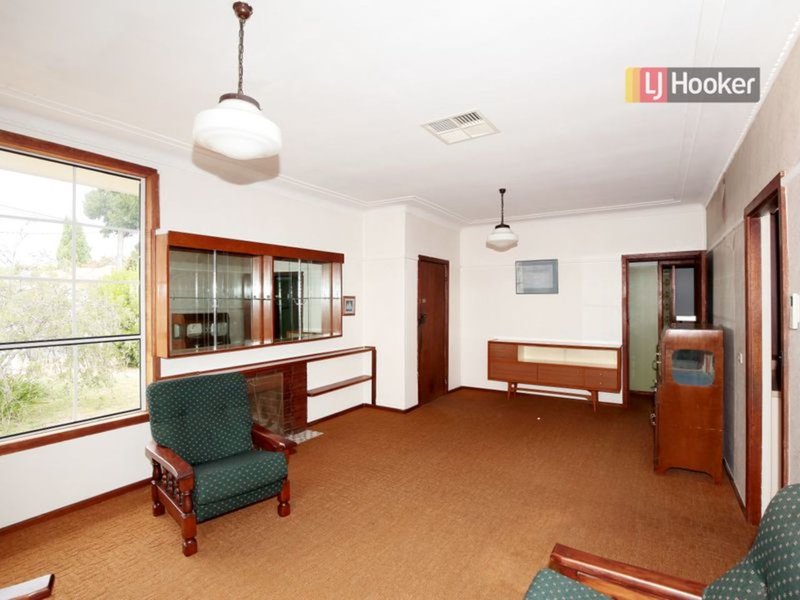 Photo - 19 Doyle Avenue, Mount Austin NSW 2650 - Image 5